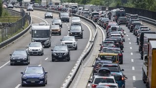 Stau auf der Autobahn vor dem Gotthardtunnel. (Symbolbild)