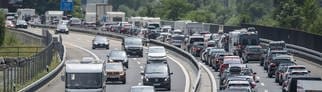 Stau auf der Autobahn vor dem Gotthardtunnel. (Symbolbild)