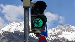 Grüne Skifahrer-Ampel in Innsbruck