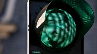 Der Philosoph Friedrich Engels als grünes Fußgängerampel-Symbol in Wuppertal