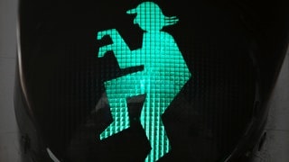 Otto Waalkes als grünes Ampelmännchen in Emden