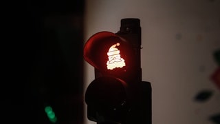 Ein Weihnachtsmann als rotes Ampelmännchen in Trikala (Griechenland)