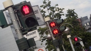 Homosexuelle Pärchen als rote Ampelmännchen in Frankfurt