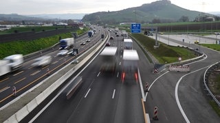 Lkw fahren auf der A6 bei Weinsberg.