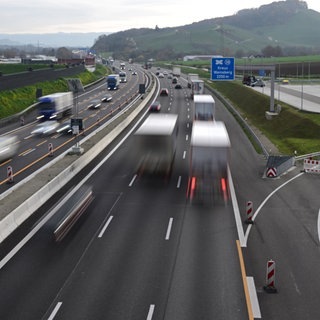 Lkw fahren auf der A6 bei Weinsberg.