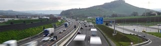 Lkw fahren auf der A6 bei Weinsberg.