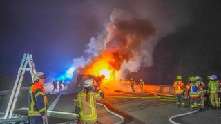 Feuerwehrleute löschen einen brennenden Lkw auf der A6 bei Bad Rappenau (Kreis Heilbronn)