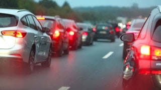 Autos stehen im Stau. Auf der A5 gab es einen Unfall. (Symbolbild)