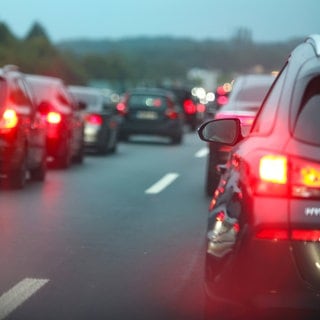 Autos stehen im Stau. Auf der A5 gab es einen Unfall. (Symbolbild)