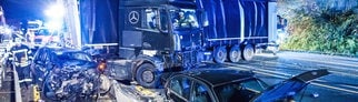 Ein Lkw, der Unfälle auf der A1 und A46 in NRW verursacht hat, steht quer auf der Fahrbahn, daneben zwei stark beschädigte Autos