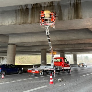 Fachleute prüfen eine A8-Brücke, die über die A81 läuft