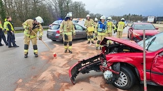 Reinigungsarbeiten der Feuerwehr nach einem Unfall auf der A8 bei Kämpfelbach.