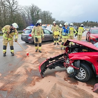 Reinigungsarbeiten der Feuerwehr nach einem Unfall auf der A8 bei Kämpfelbach.