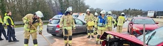 Reinigungsarbeiten der Feuerwehr nach einem Unfall auf der A8 bei Kämpfelbach.