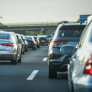 Autos stehen auf der Autobahn im Stau