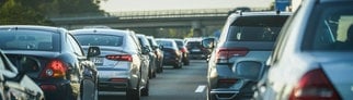 Autos stehen auf der Autobahn im Stau