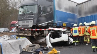 Ein Auto ist unter einem Lkw auf der A6 bei Dielheim eingequetscht. Die Autobahn musste wegen des Unfalls vollgesperrt werden.