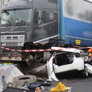 Ein Auto ist unter einem Lkw auf der A6 bei Dielheim eingequetscht. Die Autobahn musste wegen des Unfalls vollgesperrt werden.