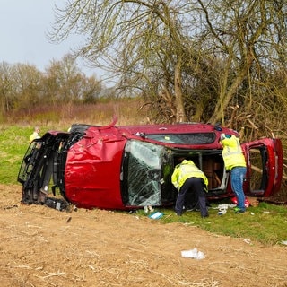 Ein zerstörtes Auto liegt nach einem Unfall auf der A6 auf einem Feld. Zwei Menschen sind gestorben.