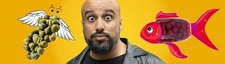 Comedian Abdel Karim zwischen zwei sehr komischen Tieren. Einmal fliegende Kapern und einmal ein Fisch mit Schattenmorellen-Kleid. Hintergrund ist ein Sketch von Abdelkarim bei dem es um Lebensmittelgeht, deren Namen so klingen, als dass es auch ein Tier sein könnte.