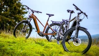 Mann und Frau fahren HoheAcht-E-Bikes