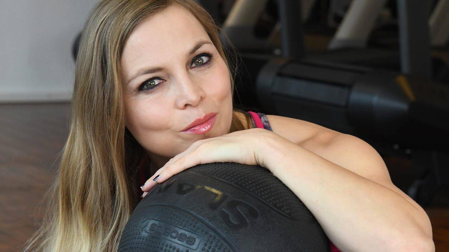 Ex-Boxweltmeisterin Regina Halmich mit Trainingsball - SWR3 Fitness-Duell