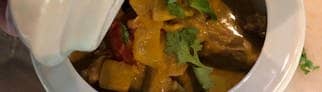 Gelbes Curry in einer Schüssel