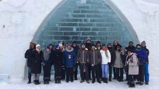 Reise-Gewinner Kanada - SWR3 Elch und weg vor dem Eishotel in Québec
