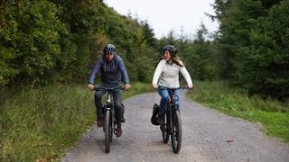 Mann und Frau fahren HoheAcht-E-Bikes