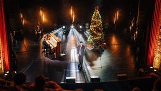 Theater in Baden-Baden mit Mark Forster im Scheinwerferlicht, Blick von oben auf die Bühne