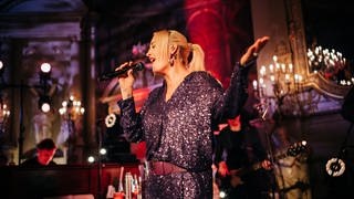 Sarah Connor und die Gewinnerinnen und Gewinner beim SWR3 Weihnachtskonzert im Casino Baden-Baden