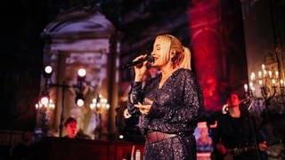 Sarah Connor und die Gewinnerinnen und Gewinner beim SWR3 Weihnachtskonzert im Casino Baden-Baden