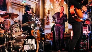 Sarah Connor und die Gewinnerinnen und Gewinner beim SWR3 Weihnachtskonzert im Casino Baden-Baden