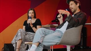 Beim SWR Sommerfestival nehmen Sally Özcan und Max Giesinger eine Folge des Podcasts 1 plus 1 – Freundschaft auf Zeit auf.