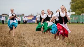 300. Markgröninger Schäferlauf. Frauen und Männer rennen übers Stoppelfeld