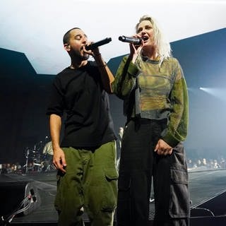 Sänger Mike Shinoda und Sängerin Emily Armstrong der Band Linkin Park. Beim Konzert in Hamburg werden sie gemeinsam auftreten.