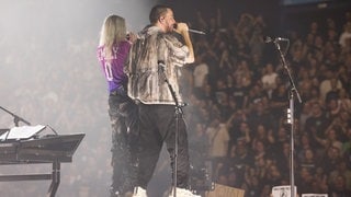 Linkin Park spielt ein Konzert in Hamburg während ihrer „From Zero World Tour“. Sängerin Emily Armstrong trägt ein Deutschland-Trikot.