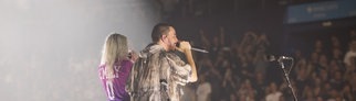 Linkin Park spielt ein Konzert in Hamburg während ihrer „From Zero World Tour“. Sängerin Emily Armstrong trägt ein Deutschland-Trikot.