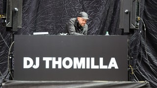 DJ Thomilla bevor die Fanta 4 Smudo, Thomas D., Michi Beck und And.Ypsilon das Konzert spielen