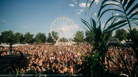 Das Sea You Festival 2023 am Tunisee in Freiburg. Der Festival-Freitag war ein würdiger Auftakt. Im Bild: Die Festivalbesucher, die DJs und das wunderschöne Gelände