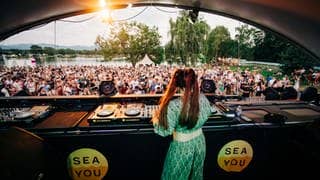 Lari Luke legt beim Sea You Festival 2024 auf Stage 1, direkt am See, auf.