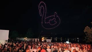 Besonderers Spektakel zum 10-jährigen Jubiläum des Sea You: Zum Abschluss des Festival-Samstags gibt es eine Drohnenshow über dem Tunisee. Dutzende Drohnen formen einen pinken Flamingo