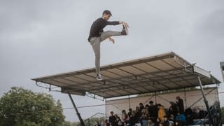 Akrobatik auf der Slackline im Sportbereich