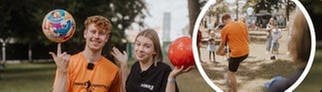 Fußball-Freestyler Jannik zeigt einen Fußballtrick, indem er den Ball auf seinem Zeigefinger balanciert. Daneben hält SWR3-Reporterin Corinne fragend die Hände nach oben.