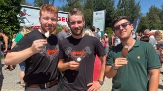 Bei der SWR3 Eis-Challenge holen sich Menschen kostenloses Eis ab.