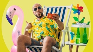 Mann feiert bei der SWR3 Mallorca Party wie im Urlaub