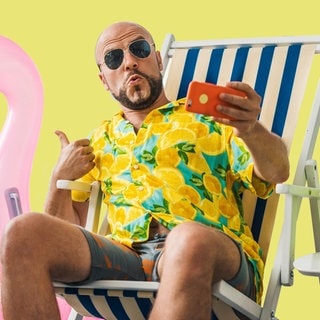 Mann feiert bei der SWR3 Mallorca Party wie im Urlaub