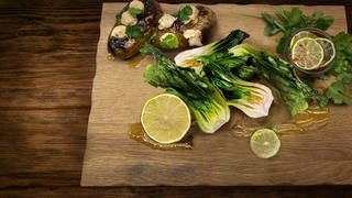 Limetten-Ahornsirup-Pak Choi mit gefuellten Kartoffeln