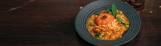 Gefüllte Tomaten mit Perl-Couscous und Bergkäse