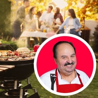 Grillgut wird auf einem Grill gegrillt. Im Hintergrund feiert eine Gruppe von Menschen an einem Sommertag. Ein Porträt von Starkoch Johann Lafer ist ein einem Kreis abgegrenzt.